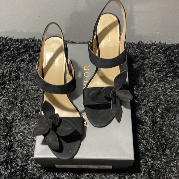 Ann Taylor Black Suede Flower Heel - 9 1/2 New in Box - Picture 3 of 8